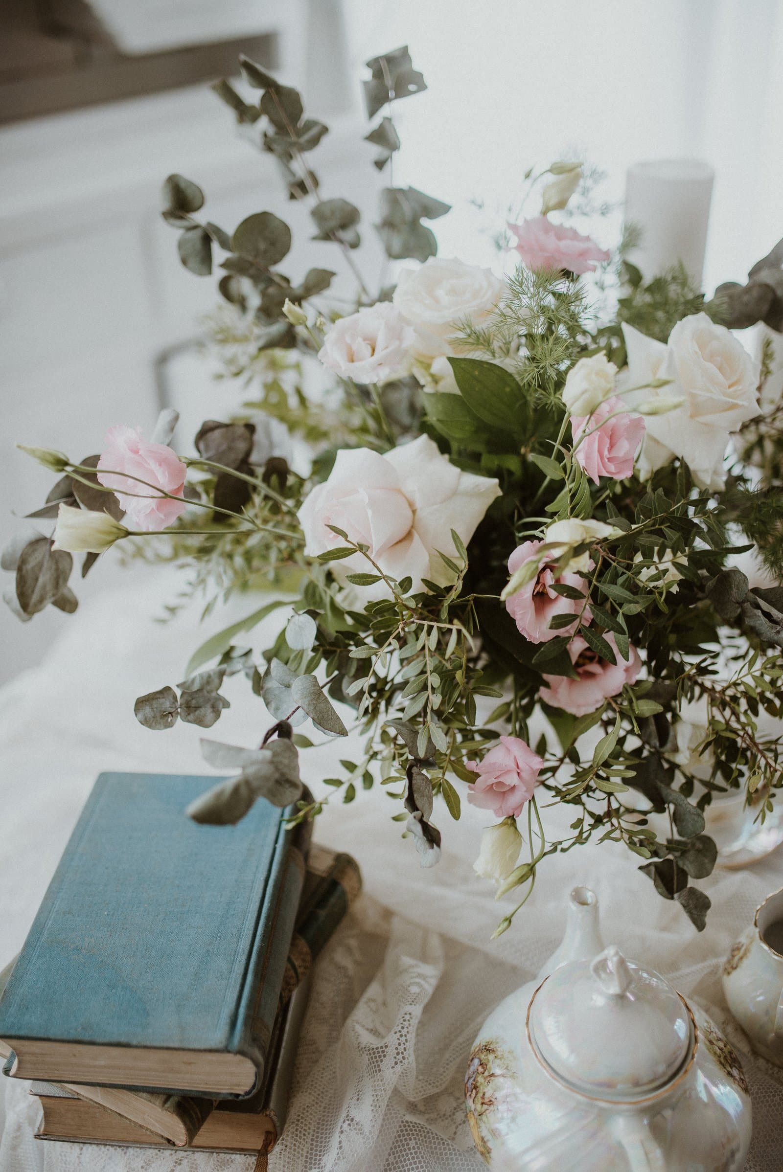 Ambientación floral elegante en tonos blancos