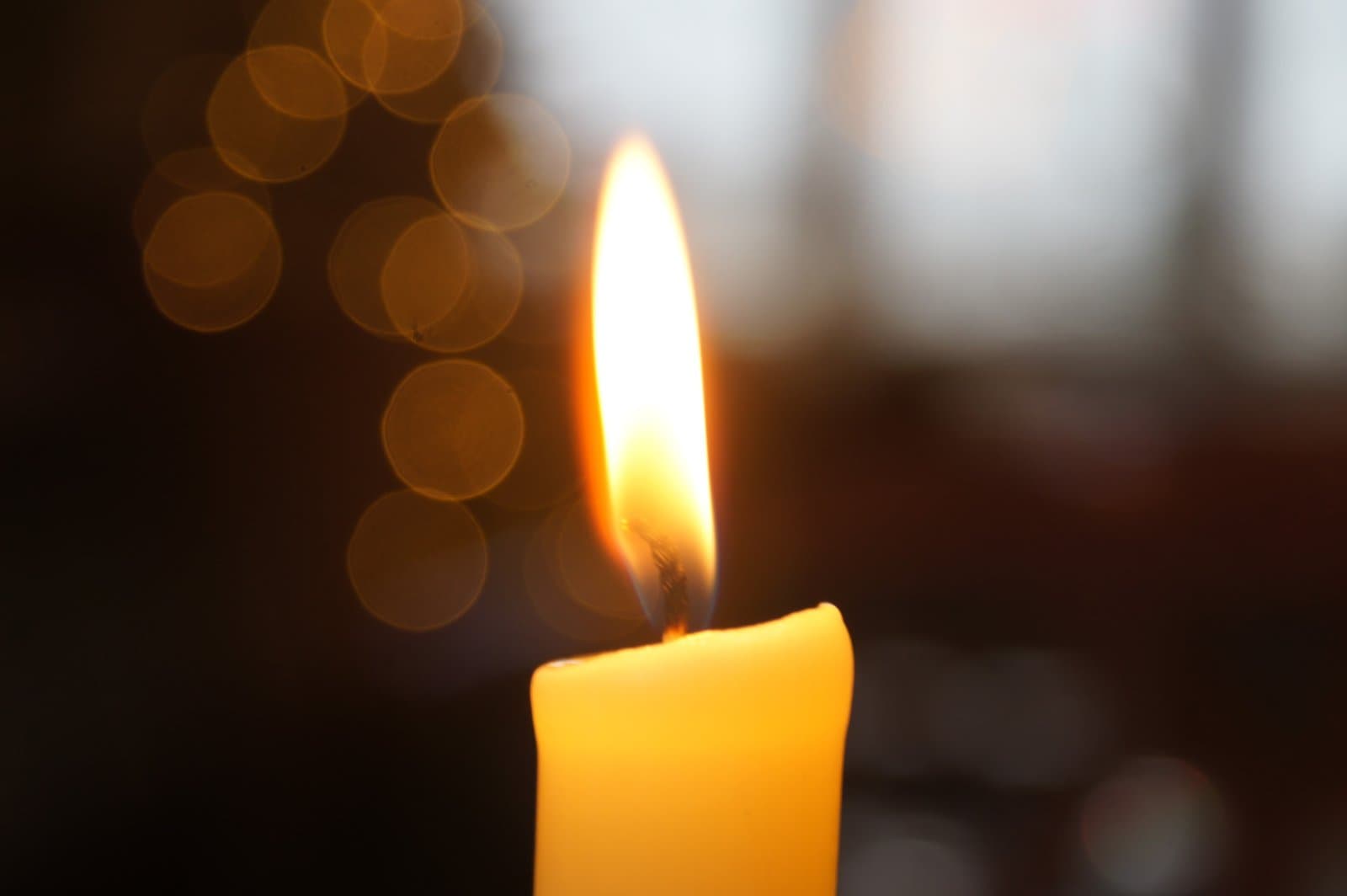 Vela encendida en un ambiente cálido y sereno