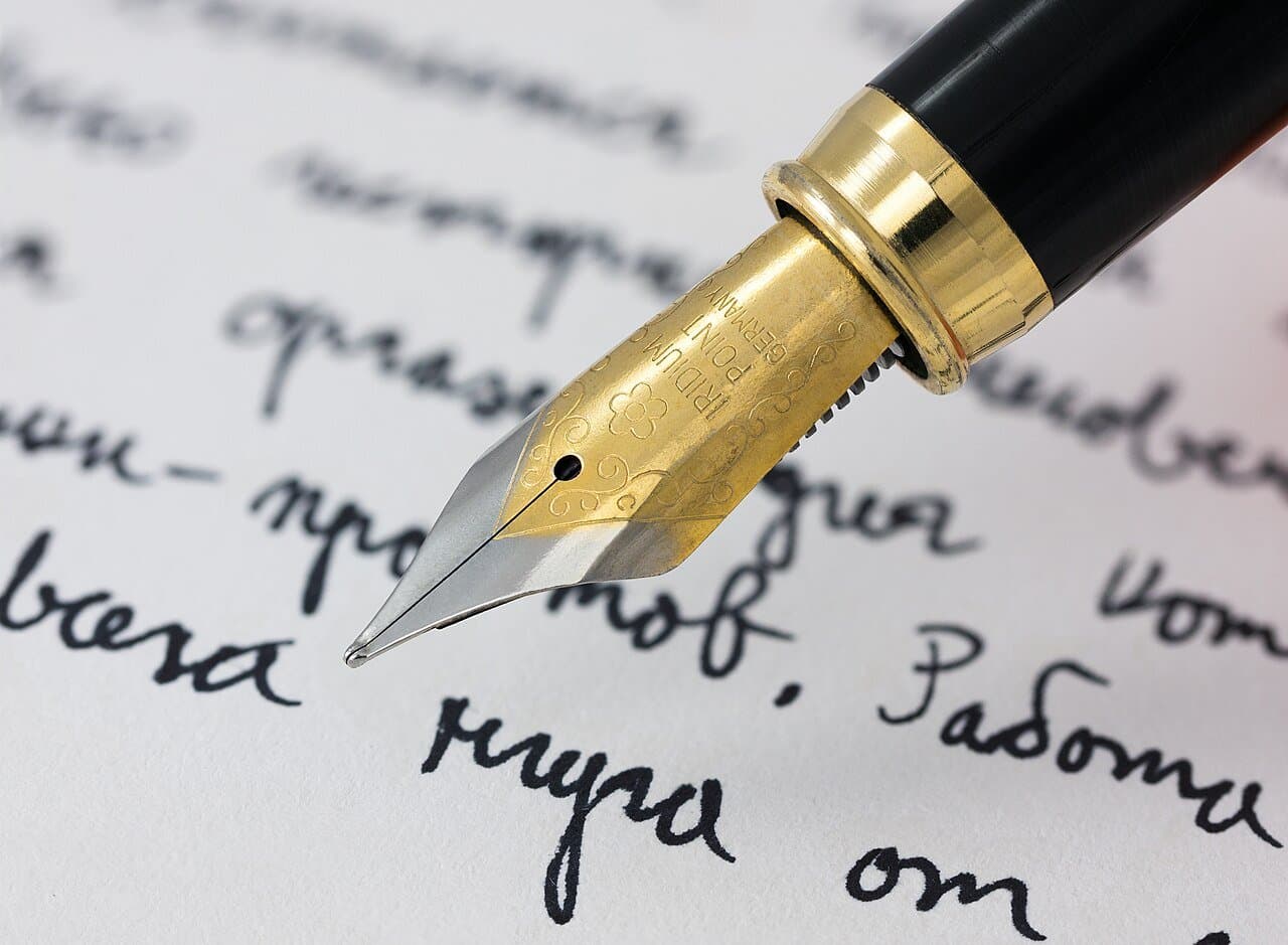 Pluma fuente firmando un documento
